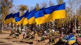 У Вінницькій області затримано чоловіка за знущання з прапорів на могилах захисників: ризикує до 3 років ув'язнення