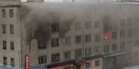 У Павлограді Дніпропетровської області, горить гуртожиток (відео)