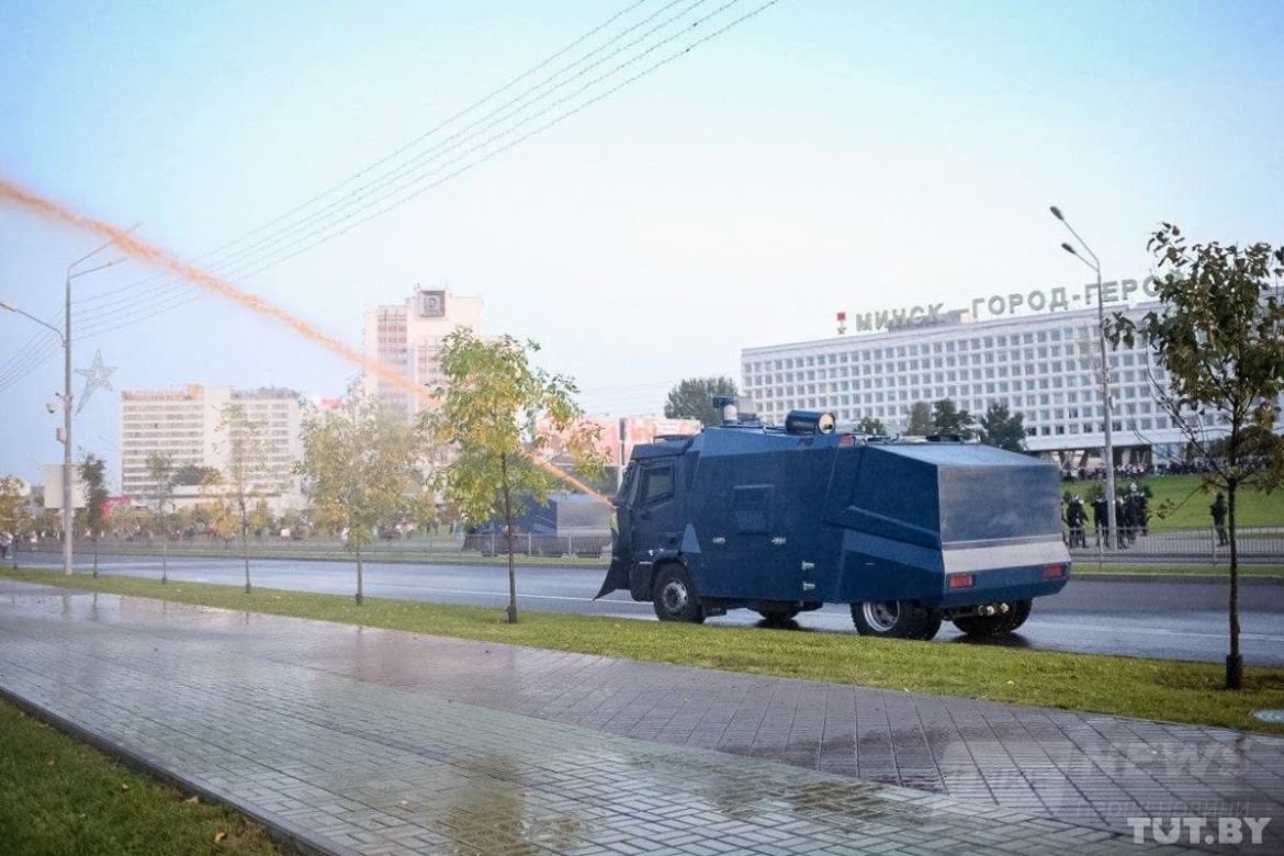 За інформацією місцевих ЗМІ у Мінську силовики використовували водомети. 
