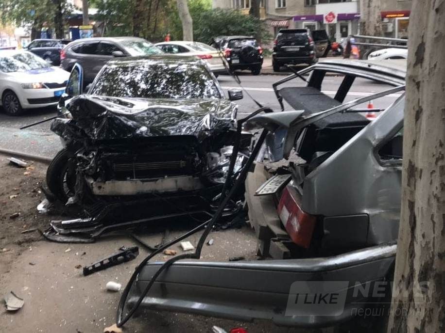 В Одесі водій елітної автівки не впорався з керуванням та розбив вщент п’ять автомобілів. 