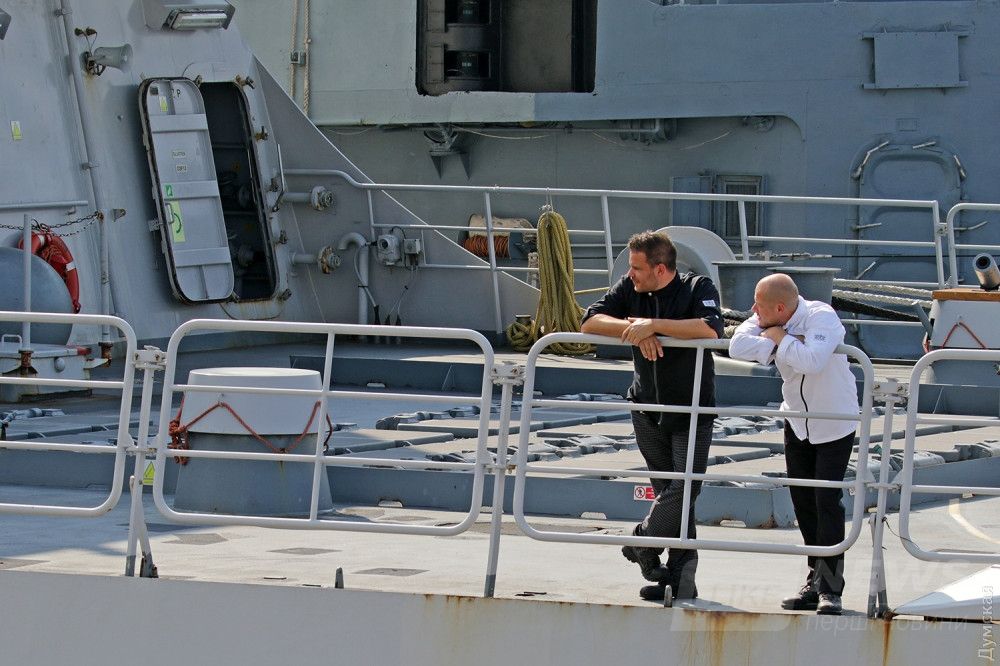 За моряками - шахты вертикального старта MK41 для пуска ракет "Си Спэрроу" и "Стандарт"