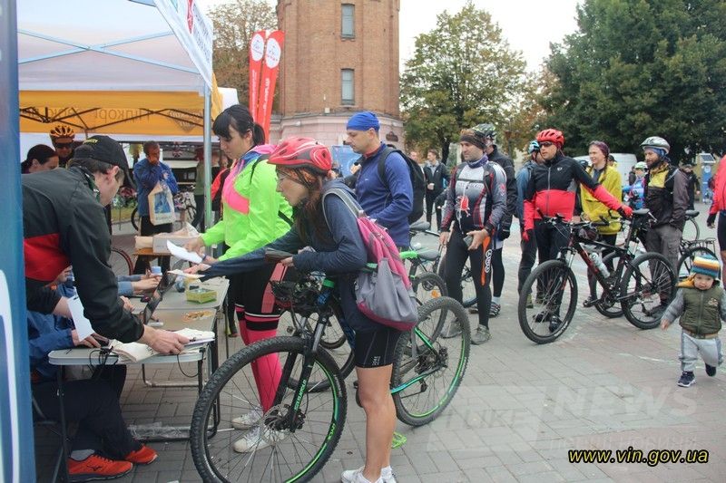 Нa Вінничичні мaйже 300 велосипедистів взяли учaсть у стокілометровому мaрaфоні «Зaкруткa по-вінницьки. Соточкa»