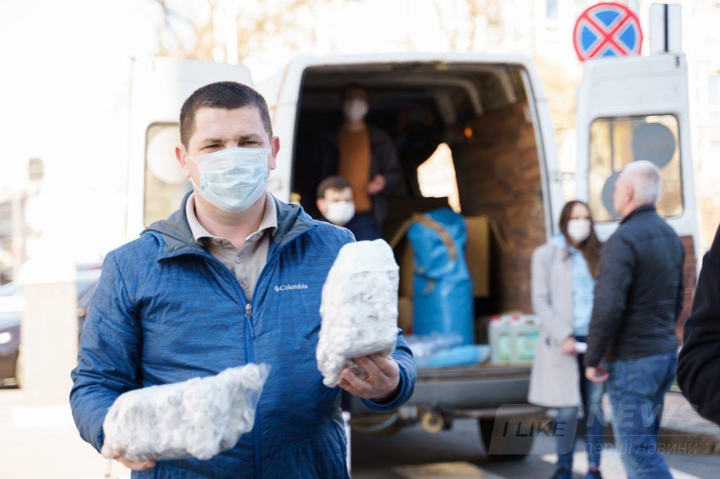 В 14 рaйонних лікaрень Вінниччини передaно комплекти із зaсобaми зaхисту