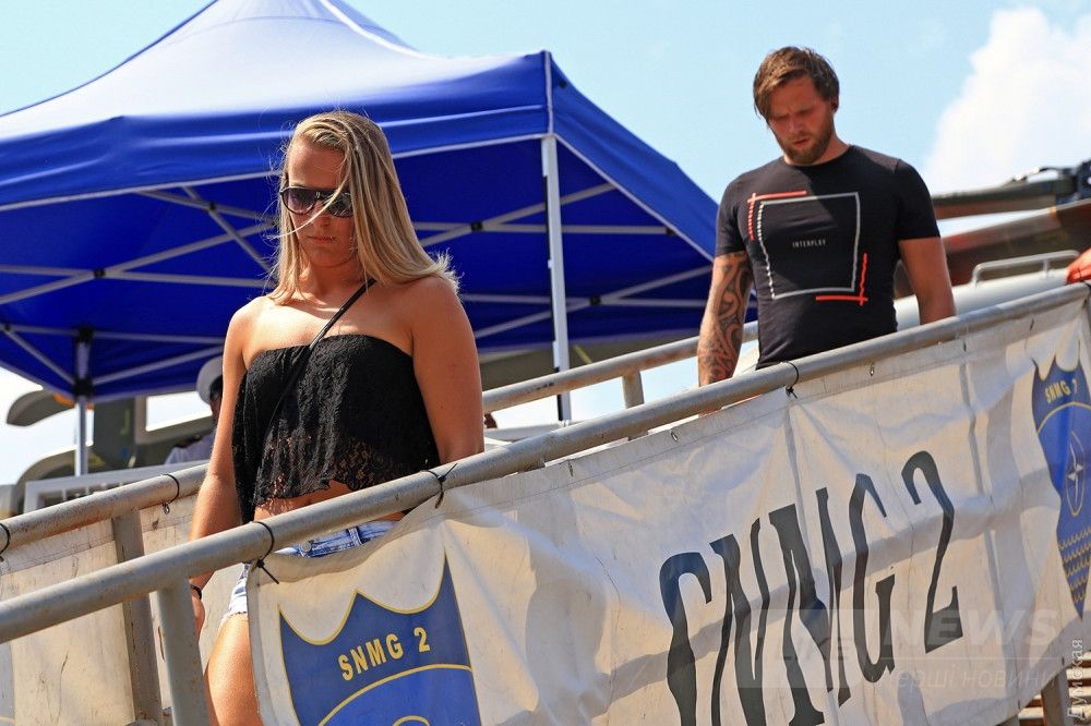 Военные моряки выходят в город