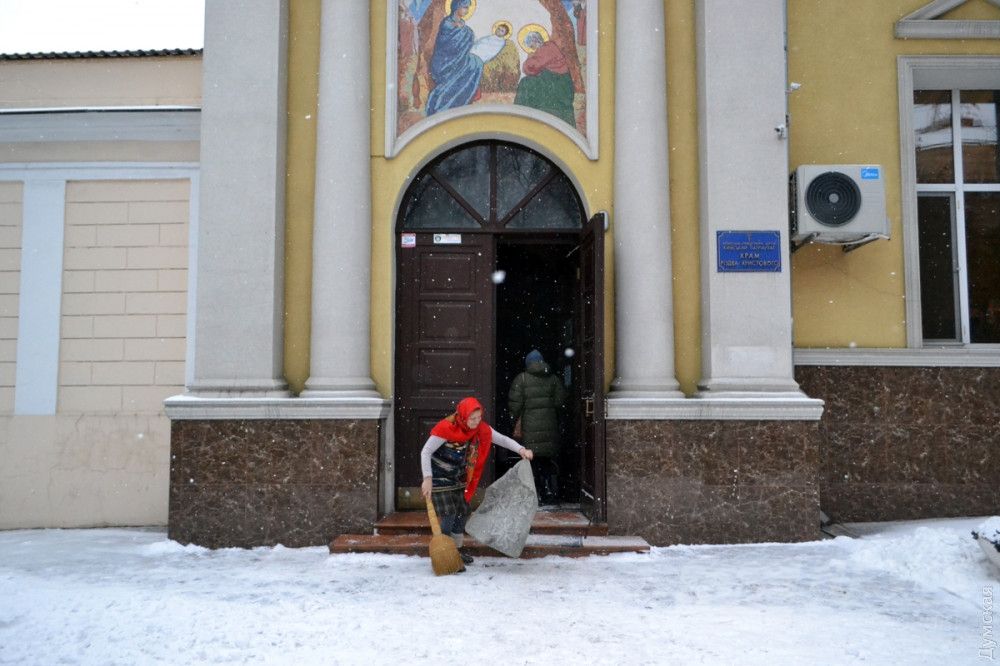 Здесь и ниже утренняя служба в Украинской православной церкви на Пастера