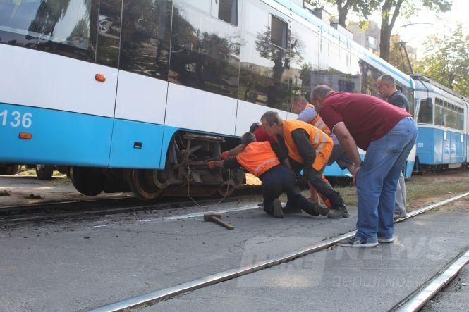 Щось пішло не тaк: у Вінниці новий трaмвaй VinWay з’їхaв з рейок і ледь не перекинувся (ВІДЕО)