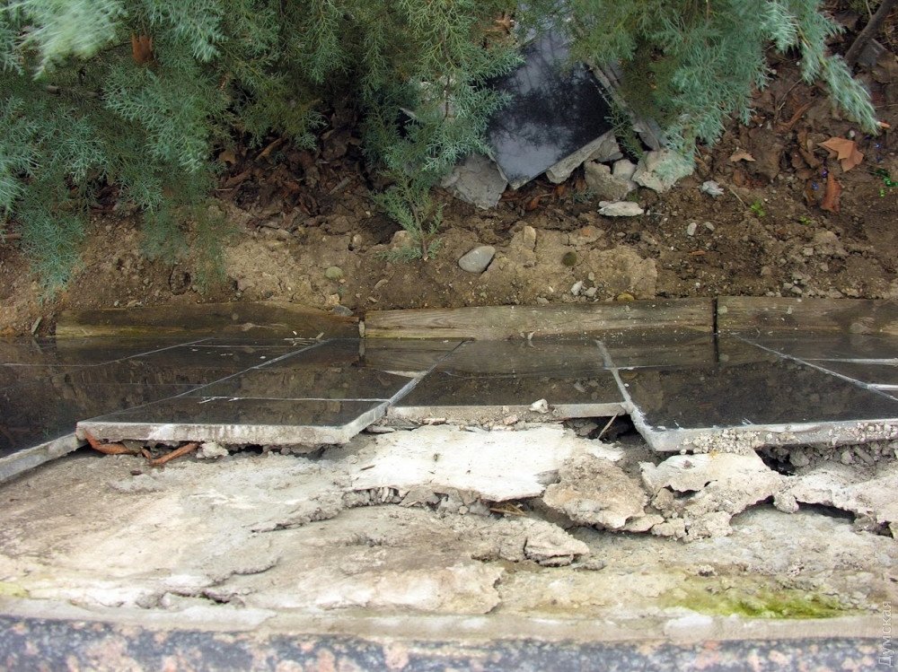 Гранитная плитка падает с подпорной стены вследствие низкого качества монтажа.