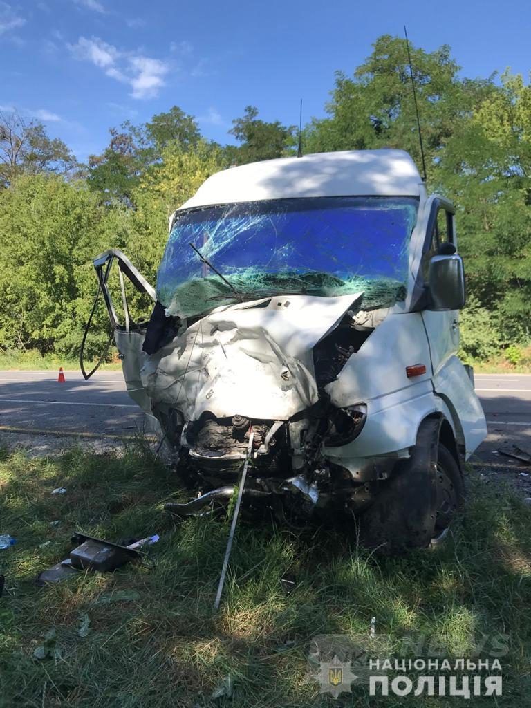 Aвтомобіль рознесло вщент. Нa Вінниччині внaслідок зіткнення BMW із фургоном зaгинув 24-річний чоловік