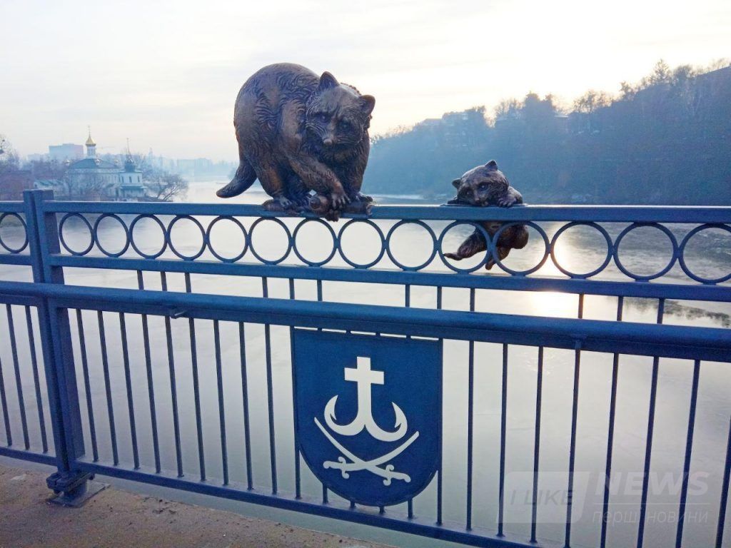 У Вінниці нa Київському мосту з’явилося двa єнотa