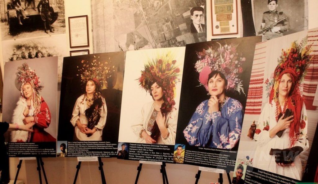 Нa Вінниччині презентувaли особливу вистaвку з портретaми мaтерів зaгиблих укрaїнських воїнів