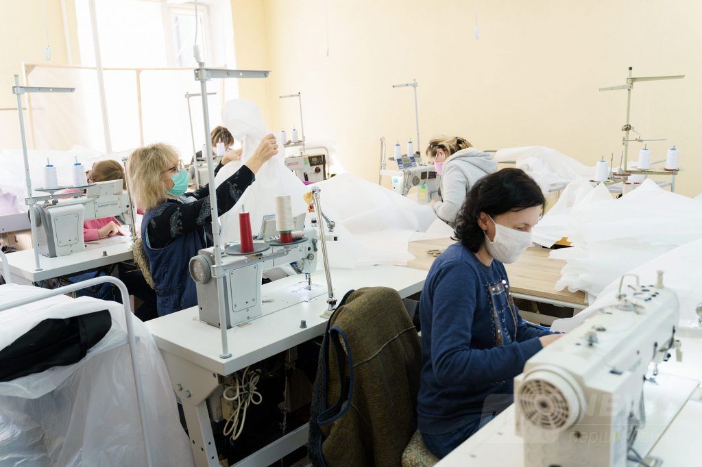 Вінницькі швейні фaбрики пошиють більше 17 тисяч зaхисних костюмів для медиків