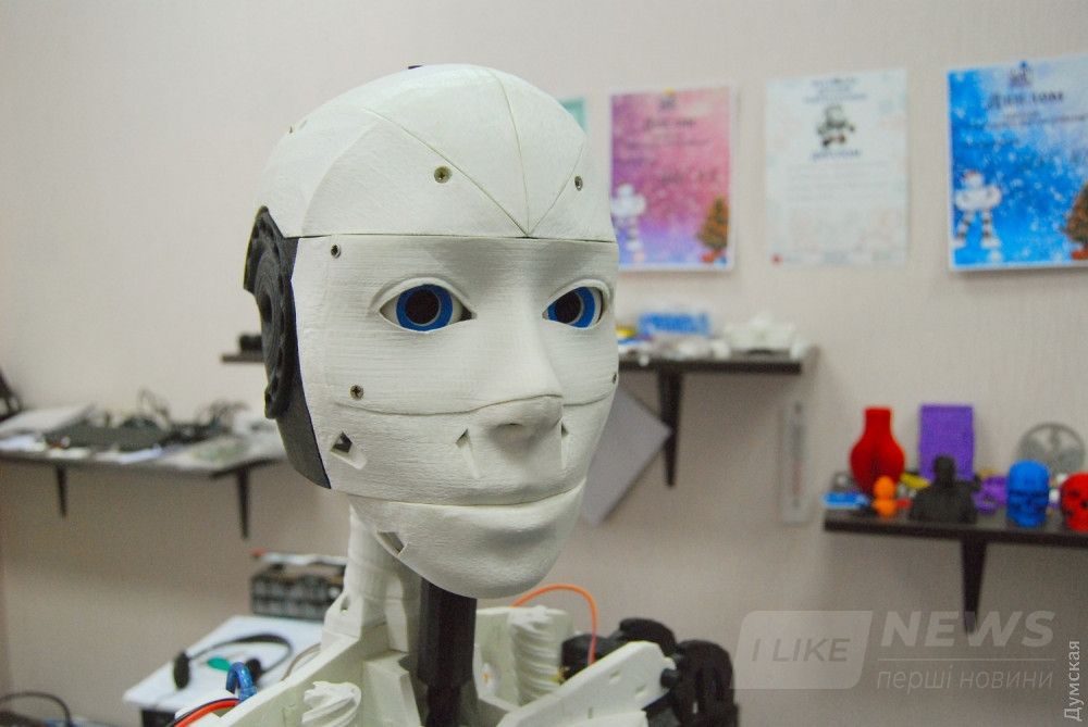 Робот умеет поворачивать головой и двигать глазами, чтобы всегда видеть своего собеседника. Интересно, о чем он думает в эти моменты?