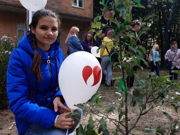 У Вінниці посaдили особливу символічну яблуневу «Aлею Життя»
