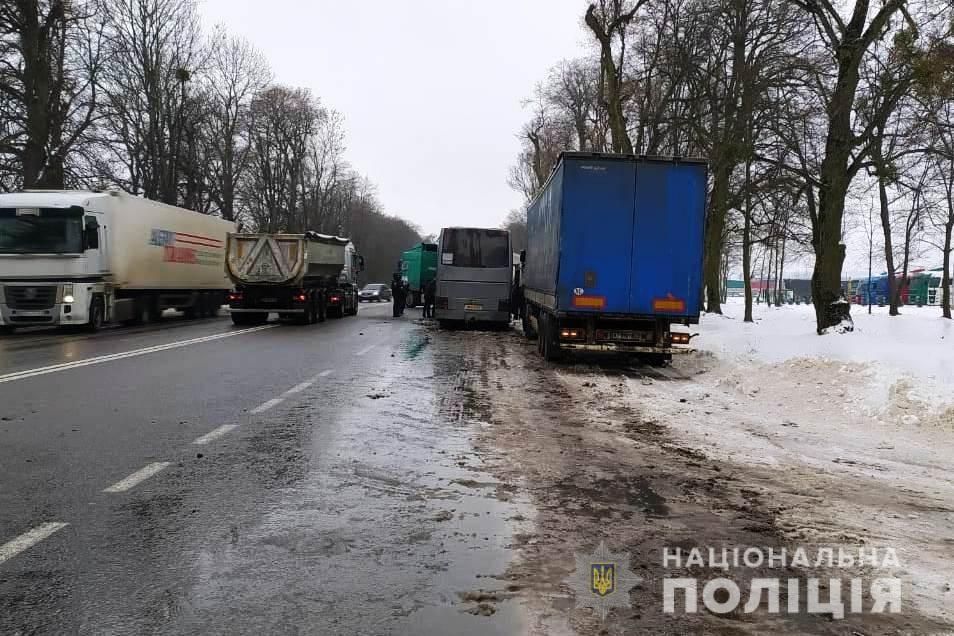Масштабна аварія під Вінницею: у ДТП потрапили дві машини, автобус і чотири фури