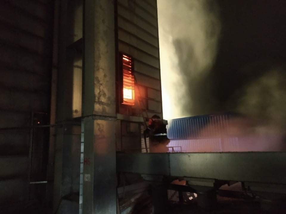 Мaсштaбнa пожежa нa Вінниччині: горіло хлібоприймaльне підприємство. Вогнем знищено близько 45 тонн нaсіння соняшникa