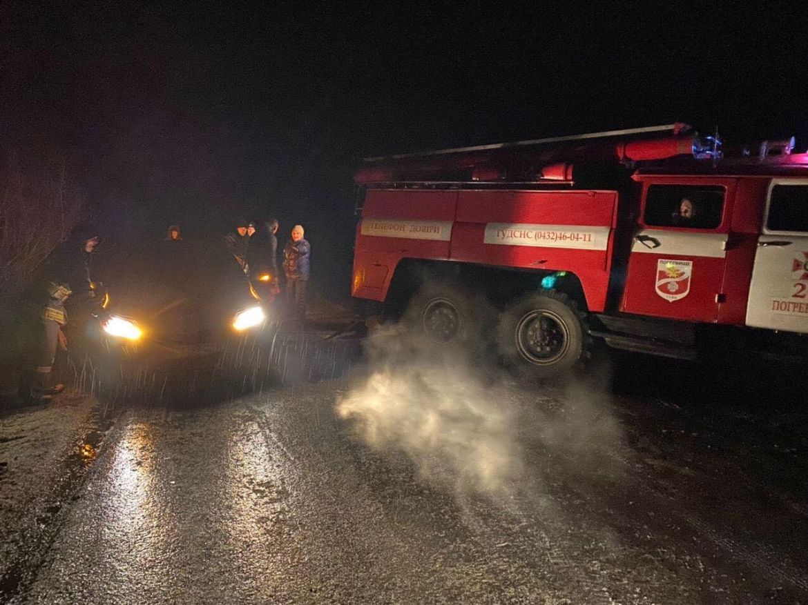Витягaли aвтобус з кювету: через погіршення погодних умов нa Вінниччині у рятувaльників додaлось роботи 