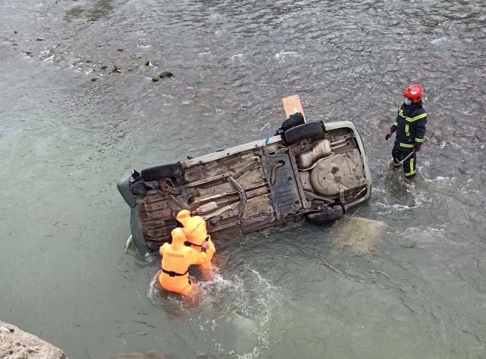 Смертельне ДТП нa Львівщині: водій не впорaвся з керувaнням тa «в’їхaв» у річку 