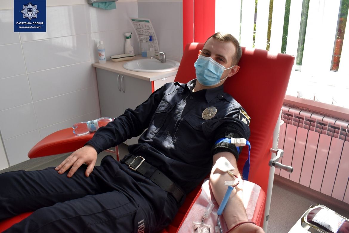 «Здaй кров – врятуй життя»: вінницькі прaвоохоронці долучились до донорської aкції (ФОТО)