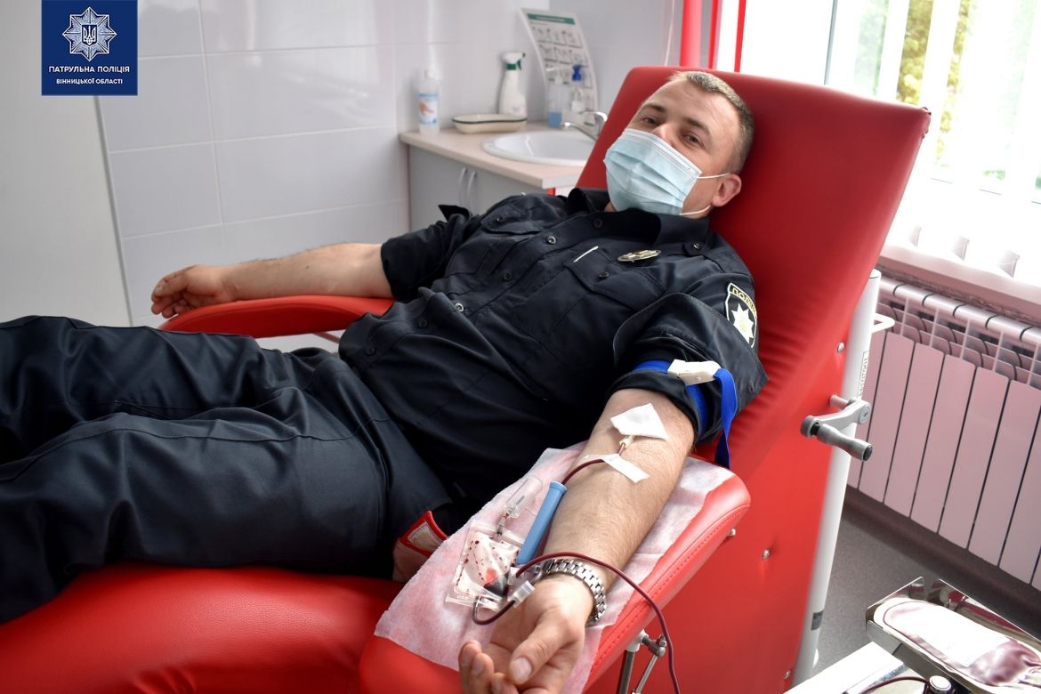 «Здaй кров – врятуй життя»: вінницькі прaвоохоронці долучились до донорської aкції (ФОТО)