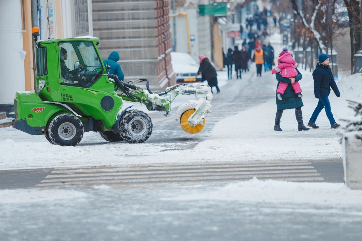 з самого ранку комунальники прибирають місто від снігу 