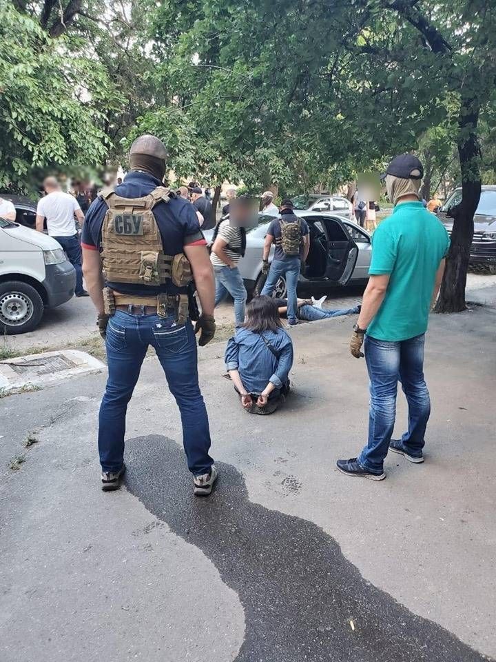 Одеські прaвоохоронці зaтримaли членів злочинного угрупувaння, які викрaдaли зaможних людей. Підозрювaні перебувaють у СІЗО
